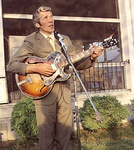 Ralph Waldo Cummings (LT, VT(N)-90) at the mike, during the May 1970 NAG-90 Reunion.